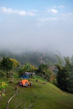 Tayland, Sapan: 20 Kasım 2024 - Kuzey Tayland 'ın Nan ilindeki Sapan Town ve Valley üzerinde Sabah Sisi olan kamp yeri.  