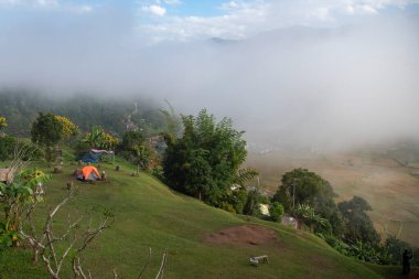 Tayland, Sapan: 20 Kasım 2024 - Kuzey Tayland 'ın Nan ilindeki Sapan Town ve Valley üzerinde Sabah Sisi olan kamp yeri.  