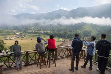 Tayland, Sapan: 20 Kasım 2024 - Kuzey Tayland 'ın Nan ilindeki Sapan Kasabası ve Vadisi üzerindeki Sabah Sisi' nde insanlar.  
