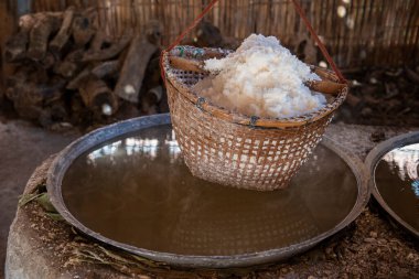 Tayland, Pua: 20 Kasım 2024 - Kuzey Tayland 'ın Nan ilindeki Ba Klua Town' da Rock Tuzu üretimi yandı.  
