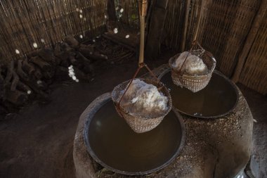 Tayland, Pua: 20 Kasım 2024 - Kuzey Tayland 'ın Nan ilindeki Ba Klua Town' da Rock Tuzu üretimi yandı.  