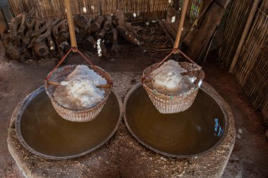 Tayland, Pua: 20 Kasım 2024 - Kuzey Tayland 'ın Nan ilindeki Ba Klua Town' da Rock Tuzu üretimi yandı.  