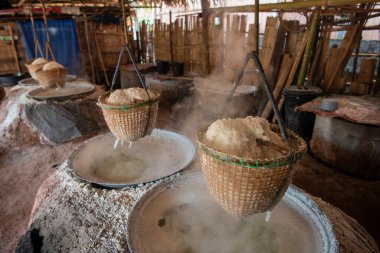 Tayland, Pua: 20 Kasım 2024 - Kuzey Tayland 'ın Nan ilindeki Ba Klua Town' da Rock Tuzu üretimi yandı.  