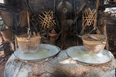 Tayland, Pua: 20 Kasım 2024 - Kuzey Tayland 'ın Nan ilindeki Ba Klua Town' da Rock Tuzu üretimi yandı.  