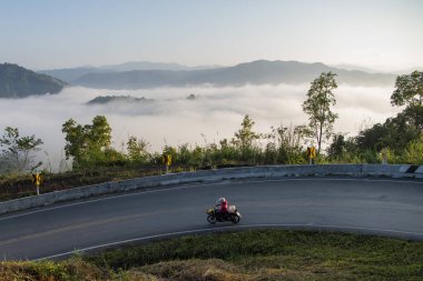Tayland, Sapan: 21 Kasım 2024 - Kuzey Tayland 'da Ban Bo Kluea yakınlarındaki Ban Yot Doi Geçidi' nde sabah sisi. 