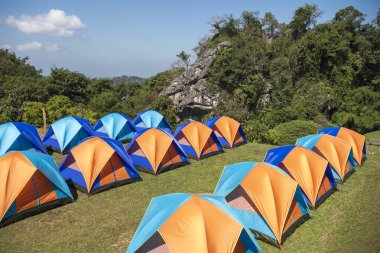 Tayland, Nan: 22 Kasım 2024 - Kuzey Tayland 'ın Nan ilindeki Doi Samer Dao veya Na Noi' de kamp.  