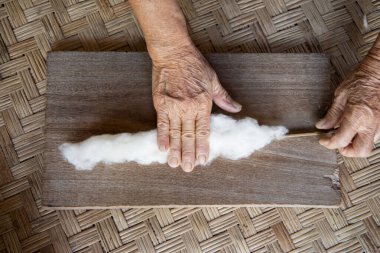 Tayland, Nan: 17 Kasım 2024 - Kuzey Tayland 'ın Nan ilindeki Wang Pha Köyü' ndeki Wat Nong Bua Müzesi 'nde geleneksel dokumada Cotton ile çalışan kadın.  