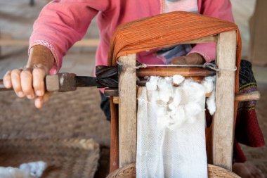 Tayland, Nan: 17 Kasım 2024 - Kuzey Tayland 'ın Nan ilindeki Wang Pha Köyü' ndeki Wat Nong Bua Müzesi 'nde geleneksel dokumada Cotton ile çalışan kadın.  