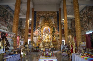 Tayland, Nan: 17 Kasım 2024 - Kuzey Tayland 'ın Nan ilindeki Wang Pha Köyündeki Wat Kong' da Buda.  