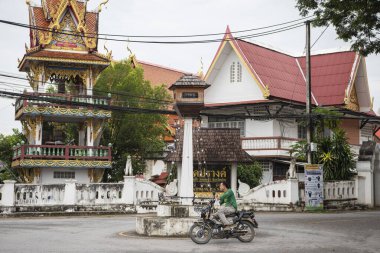 Tayland, Pua: 18 Kasım 2024 - Kuzey Tayland 'ın Nan ilindeki Pua kasabasındaki Wat Prang' ın önündeki saat kulesi.  