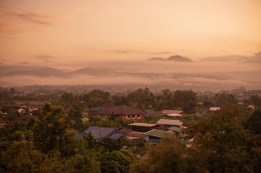 Tayland, Pua: 19 Kasım 2024 - Kuzey Tayland 'daki Doi Phu Kha Nationalpark manzaralı Pua Town.  