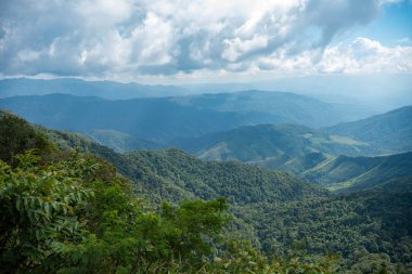 Kuzey Tayland 'ın Nan ilindeki Doi Phu Kha Milli Parkı' ndaki Phu Kha Manzarası. 