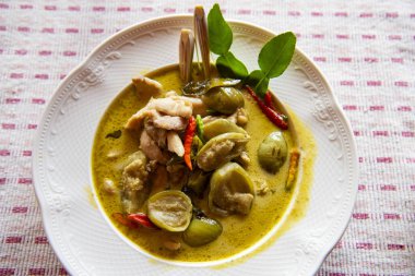 Kuzey Tayland 'ın Nan ilindeki Ba Klua kasabasında sarı körili Tayland yemeği. 