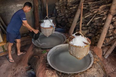 Tayland, Pua: 19 Kasım 2024 - Kuzey Tayland 'ın Nan ilindeki Ba Klua Town' da Rock Tuzu üretimi.  