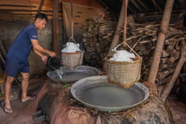 Tayland, Pua: 19 Kasım 2024 - Kuzey Tayland 'ın Nan ilindeki Ba Klua Town' da Rock Tuzu üretimi.  