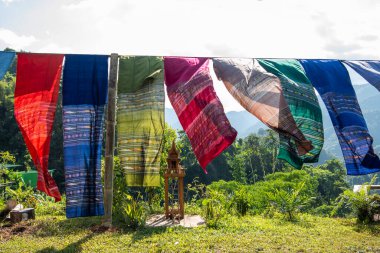 Tayland, Pua: 20 Kasım 2024 - Kuzey Tayland 'ın Nan ilindeki Ba Klua Town' da tekstil kuru..  