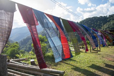 Tayland, Pua: 20 Kasım 2024 - Kuzey Tayland 'ın Nan ilindeki Ba Klua Town' da tekstil kuru..  