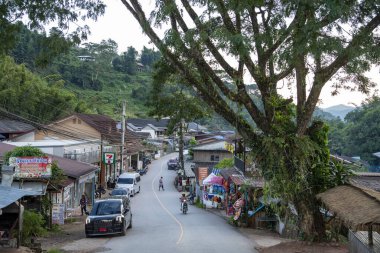 Tayland, Pua: 19 Kasım 2024 - Kuzey Tayland 'ın Nan ilindeki Ban Bo Klua kasabasının manzarası.  