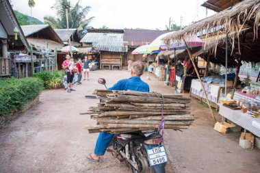 Tayland, Pua: 19 Kasım 2024 - Kuzey Tayland 'ın Nan ilindeki Ba Klua Town' da Rock Tuzu üretimi.  