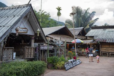 Tayland, Pua: 19 Kasım 2024 - Kuzey Tayland 'ın Nan ilindeki Ba Klua Town' da Rock Tuzu Köyü yangını.  