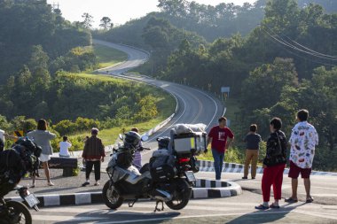 Kuzey Tayland 'ın Nan ilindeki Ban Bo Kluea yakınlarındaki Ban Yot Doi Geçidi' nde umber 3 yolunda turistler. Tayland, Sapan, Kasım, 21, 2024.