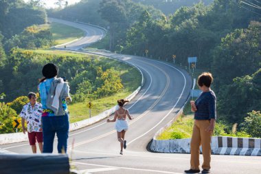 Kuzey Tayland 'ın Nan ilindeki Ban Bo Kluea yakınlarındaki Ban Yot Doi Geçidi' nde umber 3 yolunda turistler. Tayland, Sapan, Kasım, 21, 2024.