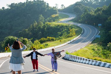 Kuzey Tayland 'ın Nan ilindeki Ban Bo Kluea yakınlarındaki Ban Yot Doi Geçidi' nde umber 3 yolunda turistler. Tayland, Sapan, Kasım, 21, 2024.