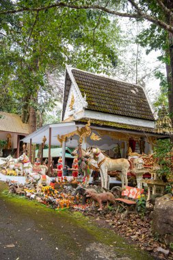  Tayland, Pua: 19 Kasım 2024 - Kuzey Tayland 'ın Nan ilindeki Doi Phu Kha Nationalpark' taki Phu Kha Manastırı Tapınağı. 