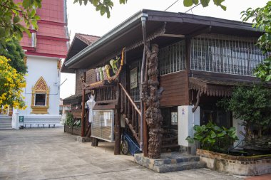 Tayland, Nan: 15 Kasım 2024 - Kuzey Tayland 'ın Nan ilindeki Wat Phra Kerd' de eski bir müze.  