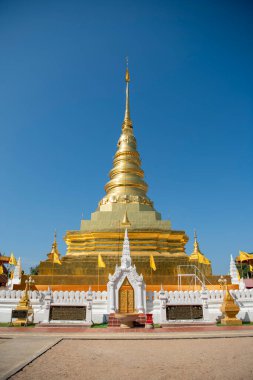 Tayland, Nan: 15 Kasım 2024 - Kuzey Tayland 'ın Nan şehrindeki Chae Haeng şehrinde Wat Phra' da Chedi.  