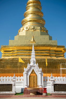 Tayland, Nan: 15 Kasım 2024 - Kuzey Tayland 'ın Nan şehrindeki Chae Haeng şehrinde Wat Phra' da Chedi.  