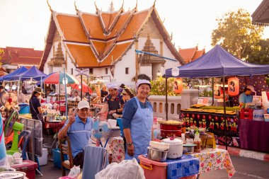 Tayland, Nan: 15 Kasım 2024 - Wat Phumin 'deki Gece Pazarı' nda Sokak Yemekleri ve Kuzey Tayland 'daki Nan Eyaleti. 