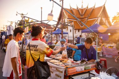 Tayland, Nan: 15 Kasım 2024 - Wat Phumin 'deki Gece Pazarı' nda Sokak Yemekleri ve Kuzey Tayland 'daki Nan Eyaleti. 