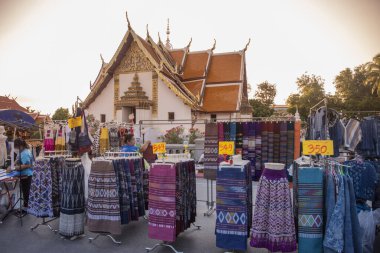 Tayland, Nan: 15 Kasım 2024 - Wat Phumin 'deki Gece Pazarı' nda ve Kuzey Tayland 'daki Nan ilinde bir mağaza.  