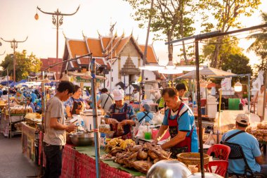 Tayland, Nan: 15 Kasım 2024 - Wat Phumin 'deki Gece Pazarı' nda Sokak Yemekleri ve Kuzey Tayland 'daki Nan Eyaleti. 