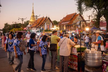 Tayland, Nan: 15 Kasım 2024 - Wat Worawihan 'daki Gece Marketinde Sokak Yemekleri ve Kuzey Tayland' daki Nan Eyaleti.  