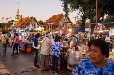 Tayland, Nan: 15 Kasım 2024 - Wat Worawihan 'daki Gece Marketinde Sokak Yemekleri ve Kuzey Tayland' daki Nan Eyaleti.  
