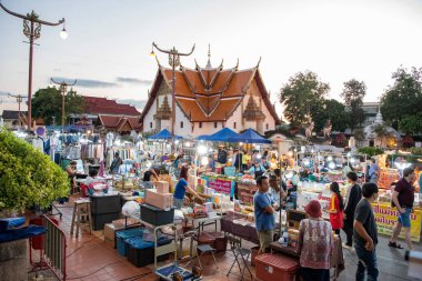 Tayland, Nan: 15 Kasım 2024 - Wat Phumin 'deki Gece Pazarı' nda Sokak Yemekleri ve Kuzey Tayland 'daki Nan Eyaleti. 