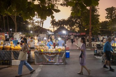 Tayland, Nan: 15 Kasım 2024 - Tayland 'daki Gece Pazarı ve Kuzey Tayland' daki Nan İli 'ndeki Tayland Sokak Gıda Dükkanı.  