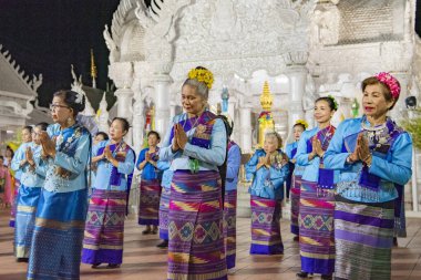 Tayland, Nan: 15 Kasım 2024 - Wat Ming Muang 'ın önünde geleneksel Tayland Dansı.  