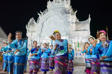 Tayland, Nan: 15 Kasım 2024 - Wat Ming Muang 'ın önünde geleneksel Tayland Dansı.  