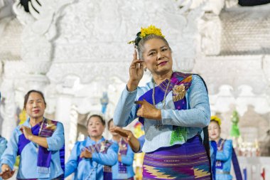 Tayland, Nan: 15 Kasım 2024 - Wat Ming Muang 'ın önünde geleneksel Tayland Dansı.  
