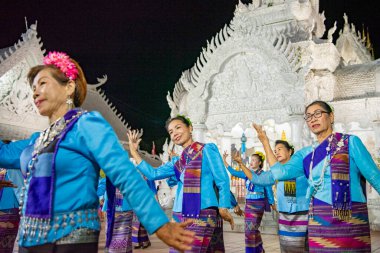 Tayland, Nan: 15 Kasım 2024 - Wat Ming Muang 'ın önünde geleneksel Tayland Dansı.  