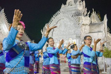 Tayland, Nan: 15 Kasım 2024 - Wat Ming Muang 'ın önünde geleneksel Tayland Dansı.  