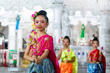 Tayland, Nan: 15 Kasım 2024 - Wat Ming Muang 'ın önünde geleneksel Tayland Dansı.  