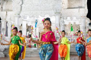 Tayland, Nan: 15 Kasım 2024 - Wat Ming Muang 'ın önünde geleneksel Tayland Dansı.  