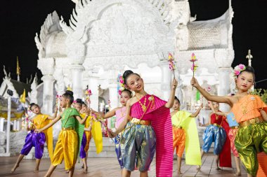 Tayland, Nan: 15 Kasım 2024 - Wat Ming Muang 'ın önünde geleneksel Tayland Dansı.  