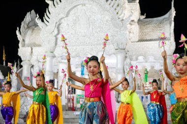 Tayland, Nan: 15 Kasım 2024 - Wat Ming Muang 'ın önünde geleneksel Tayland Dansı.  