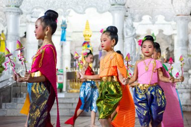 Tayland, Nan: 15 Kasım 2024 - Wat Ming Muang 'ın önünde geleneksel Tayland Dansı.  