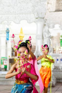 Tayland, Nan: 15 Kasım 2024 - Wat Ming Muang 'ın önünde geleneksel Tayland Dansı.  